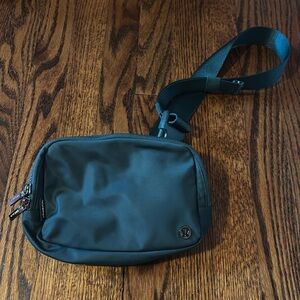 Lululemon everywhere belt bag 2L